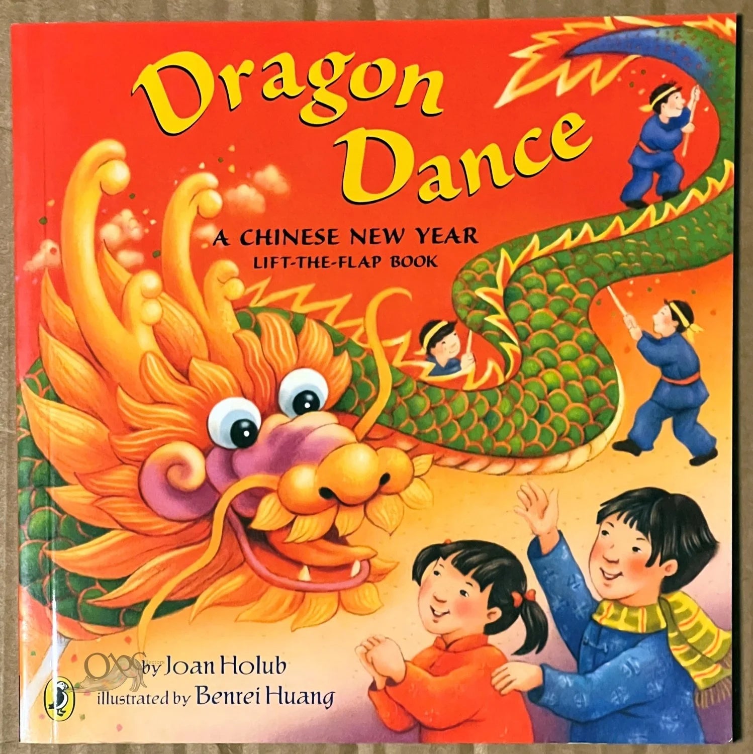 Dragon Dance by Joan Holub, illustrated by Benrei Huang, illustrated by Holub Regan